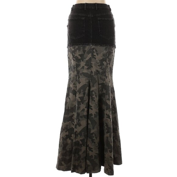 💥EDGY CHIC💥Two-Tone Bodycon Mermaid Maxi Skirt in Black & Camo - Picture 9 of 14